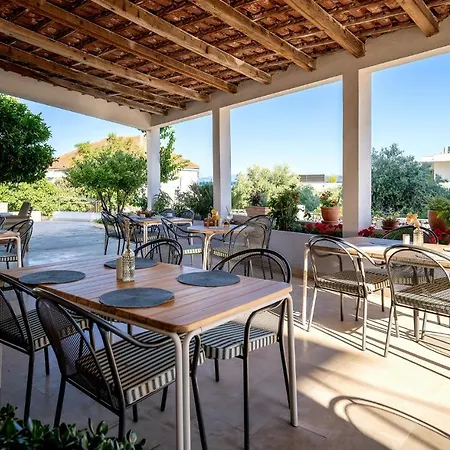 Couette-café Pansion Jakas